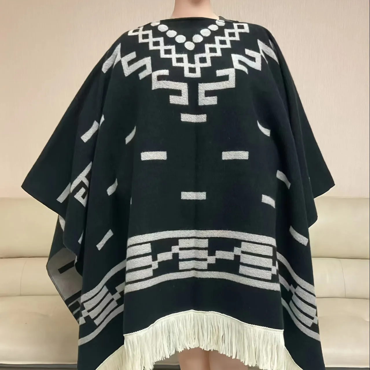 Authentic Wild West Bandit-Inspired Poncho: Fall/Winter Warmth, Casual Style, Non-Elastic, Perfect for Outdoor Adventures - Made with Polyester (PET) Fabric, Featuring Intricate Embroidery and Striped Design