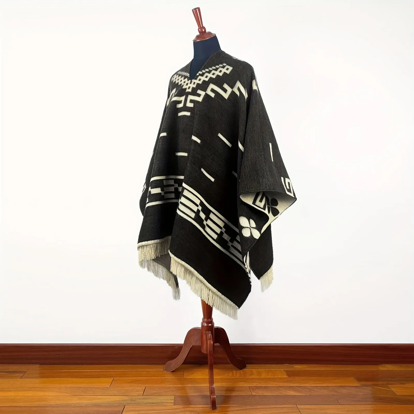 Authentic Wild West Bandit-Inspired Poncho: Fall/Winter Warmth, Casual Style, Non-Elastic, Perfect for Outdoor Adventures - Made with Polyester (PET) Fabric, Featuring Intricate Embroidery and Striped Design