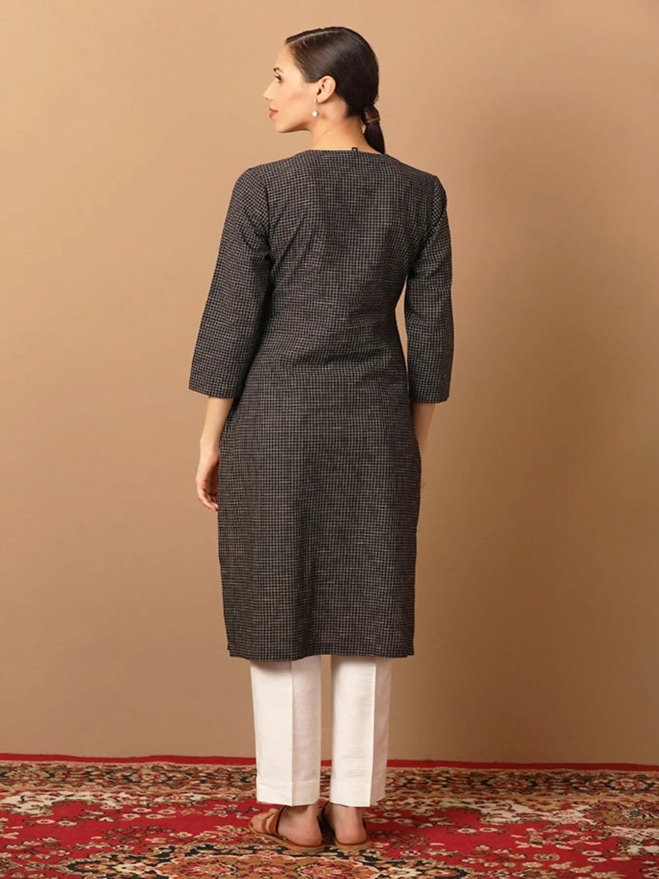 Chequered Pattern Straight-Fit Kurta With Mirror Work